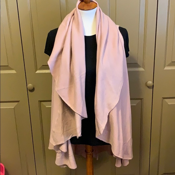 Tops - Pink flowy vest